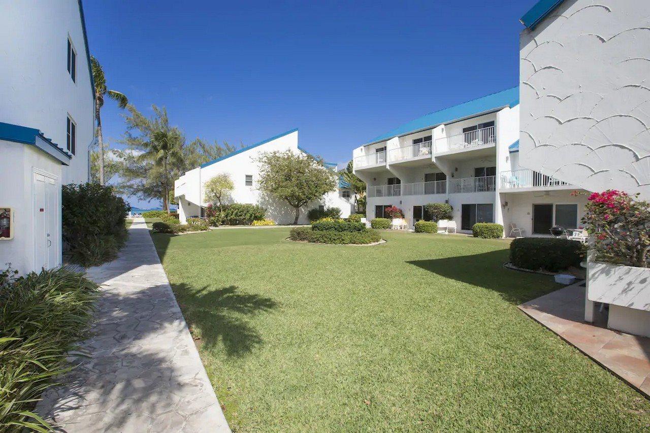 Villas Of The Galleon Seven Mile Beach Exterior photo