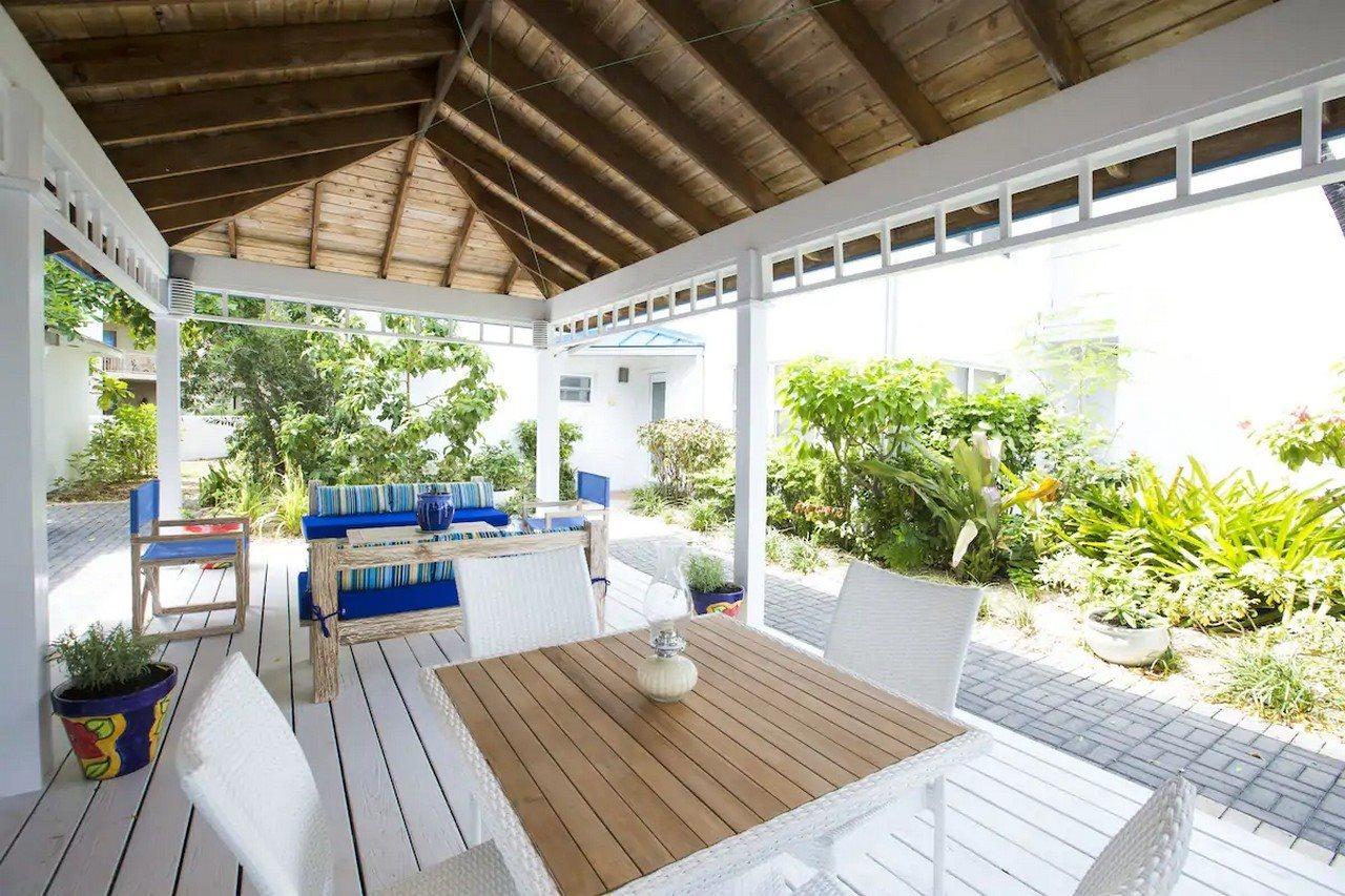 Villas Of The Galleon Seven Mile Beach Exterior photo