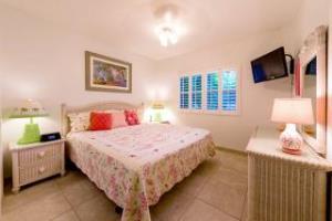 Villas Of The Galleon Seven Mile Beach Exterior photo